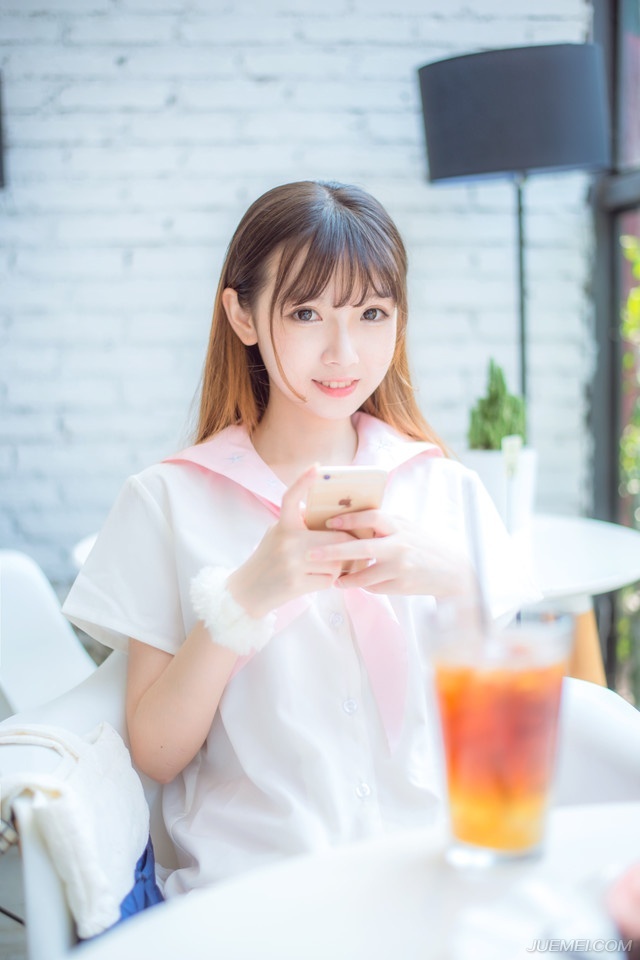 友谊和爱情之间的区别在于：友谊意味着两个人和世界，然而爱情意味着两个人就是世界。